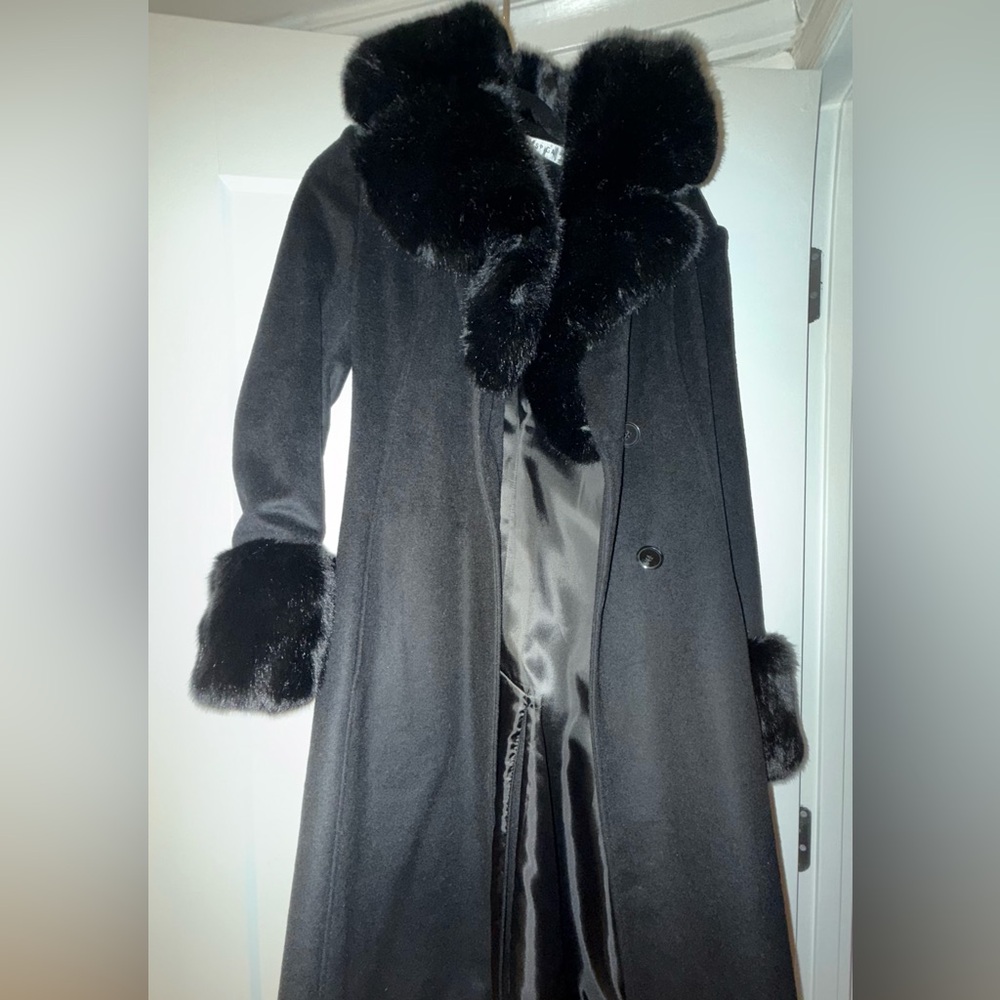 Elegant Black Fur-Trimmed Women's Coat